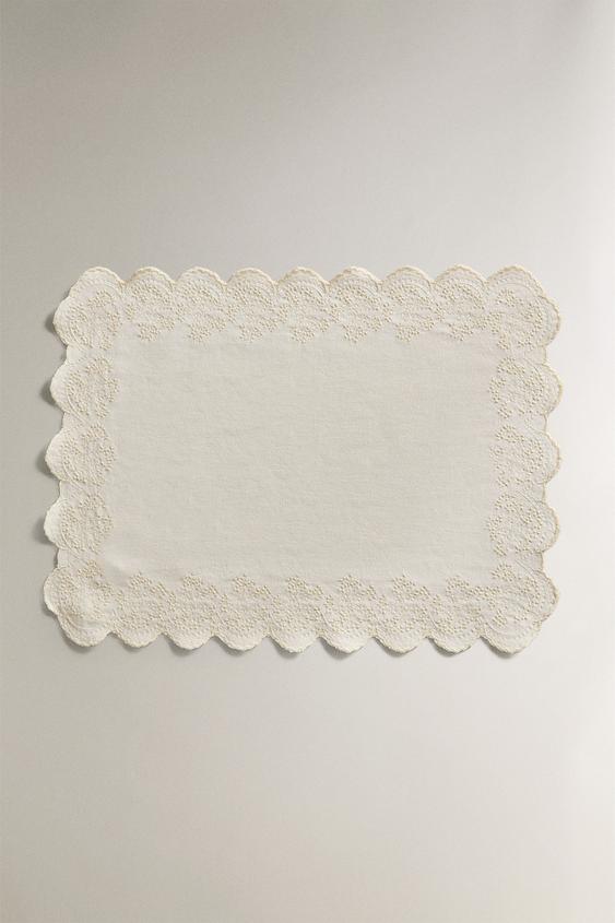 EMBROIDERED BLONDE LACE PLACEMAT