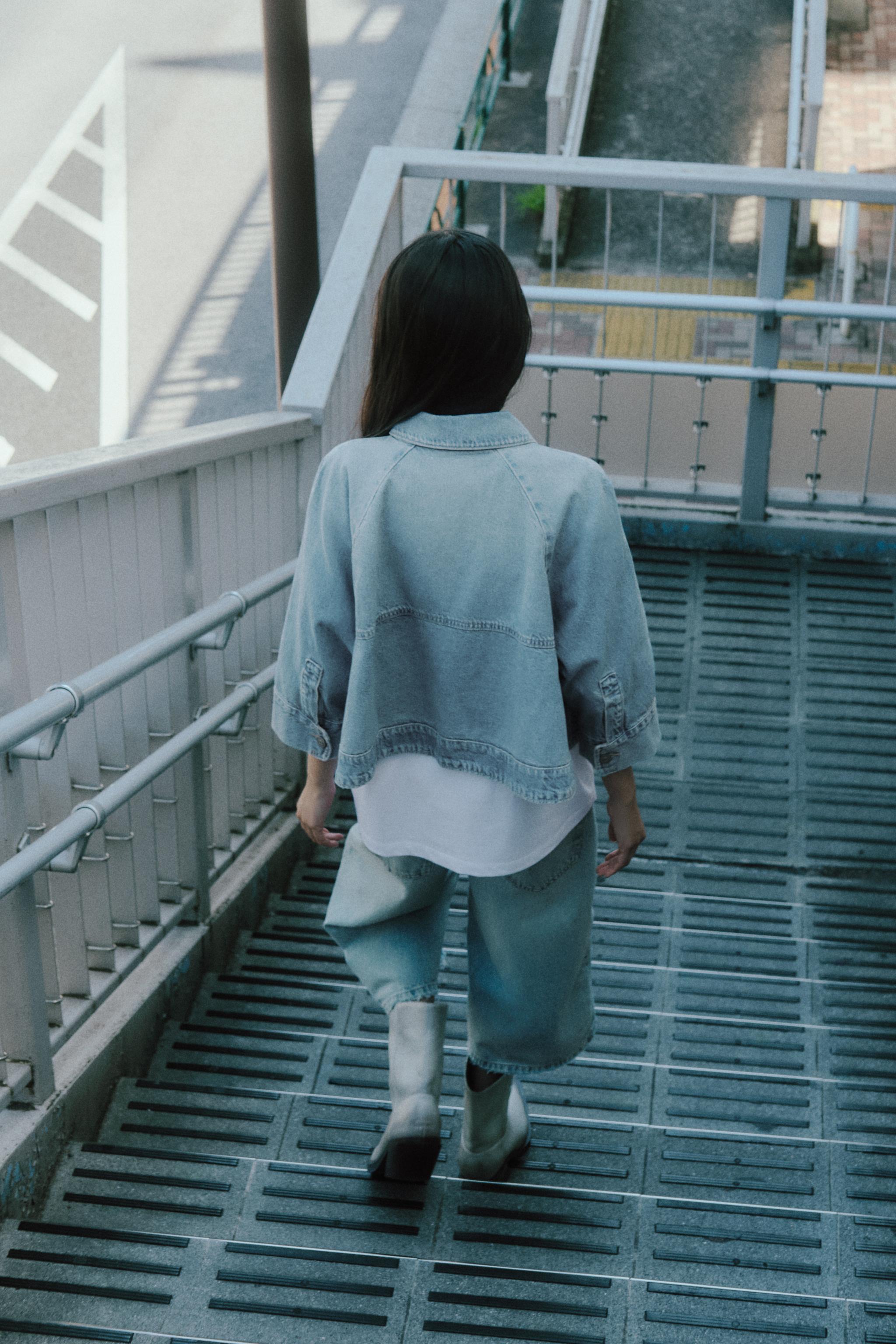TRF デニムケープジャケット - ミディアムブルー | ZARA Japan