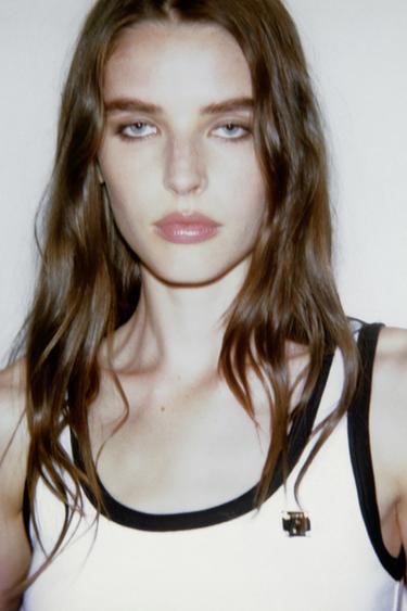 ТОП С ОТДЕЛКОЙ И БРОШЬЮ ZARA — БЕЛЫЙ от Zara