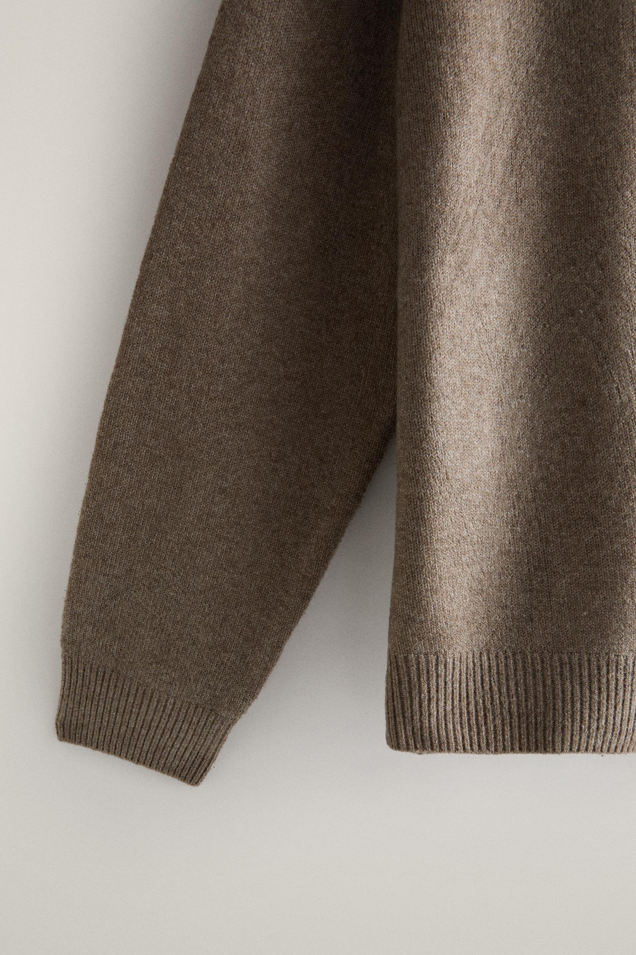 ROUND NECK SWEATER
