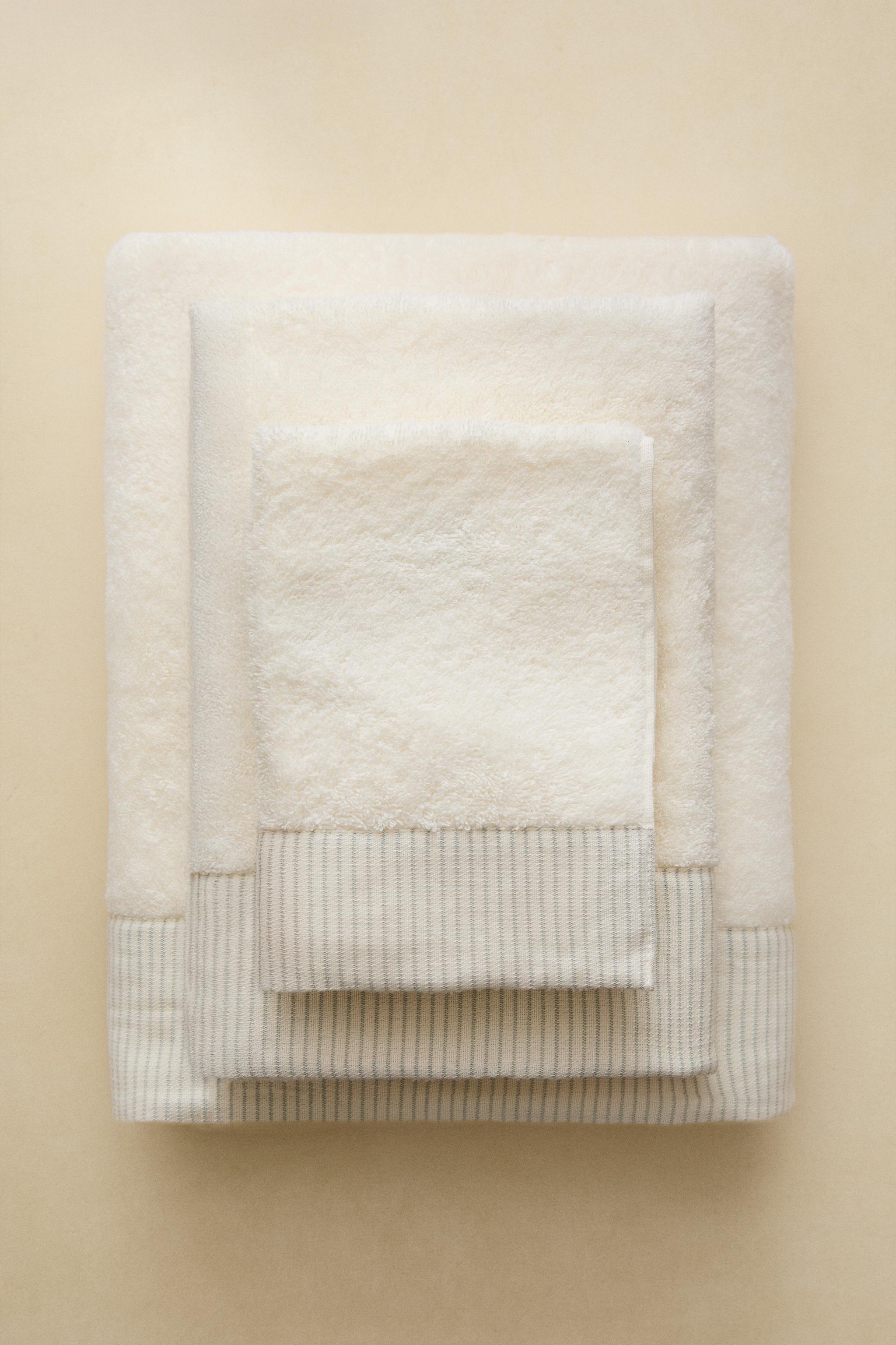 BATH TOWEL WITH STRIPED BORDER