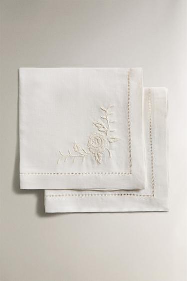 PACK SERVIETTES DE TABLE LIN BRODERIE FLORALE ET JOUR ÉCHELLE (PACK DE 2) - Écru de Zara