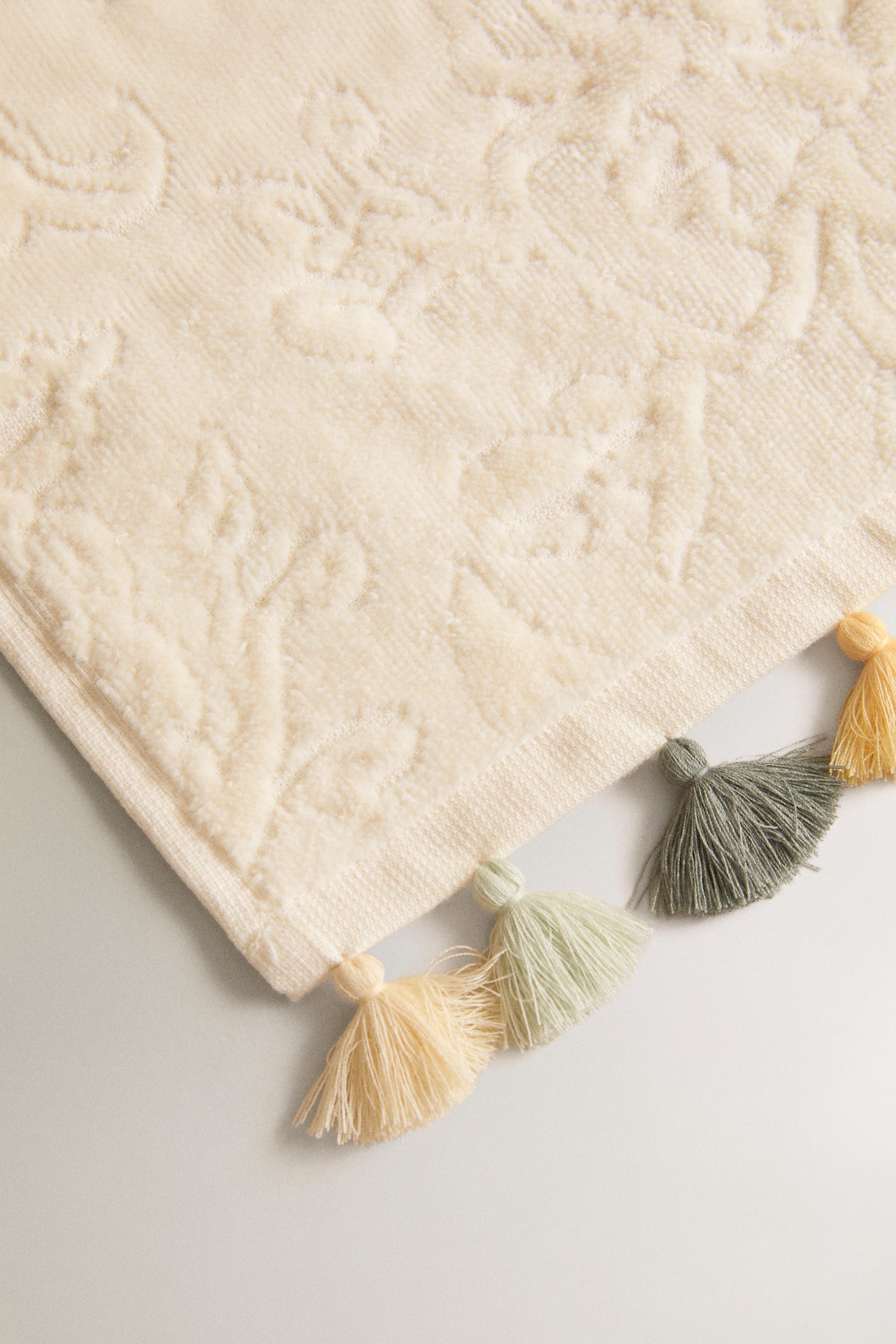 SERVIETTE DE BAIN POMPONS JACQUARD