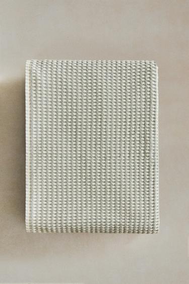 TEXTURED COTTON BATH TOWEL - Mid-green by Zara