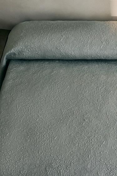 SCALLOPED FLORAL QUILTED BEDSPREAD - أخضر فاتح الخاص بـ Zara