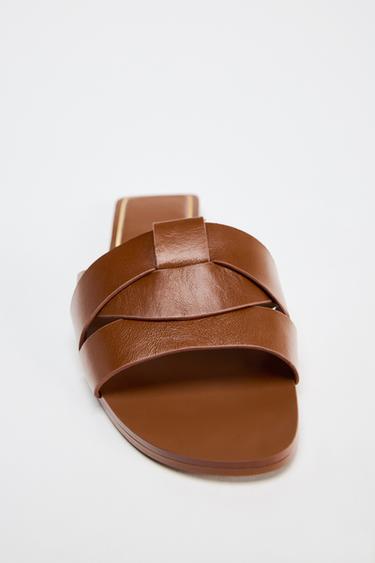 SANDALES PLATES EN CUIR CROISÉES - Marron de Zara - Image 3