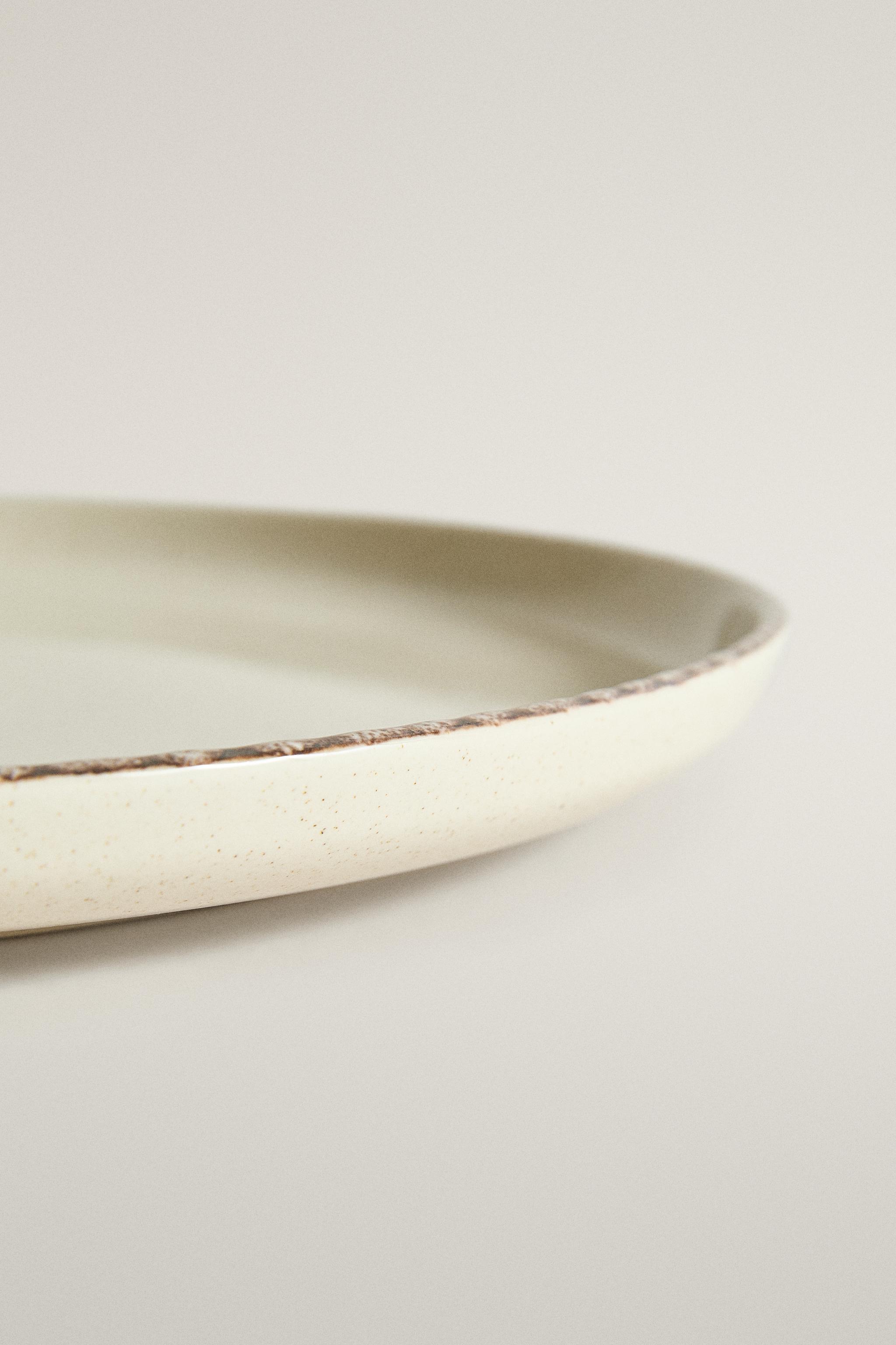 STONEWARE DINNER PLATE WITH AGED RIM
