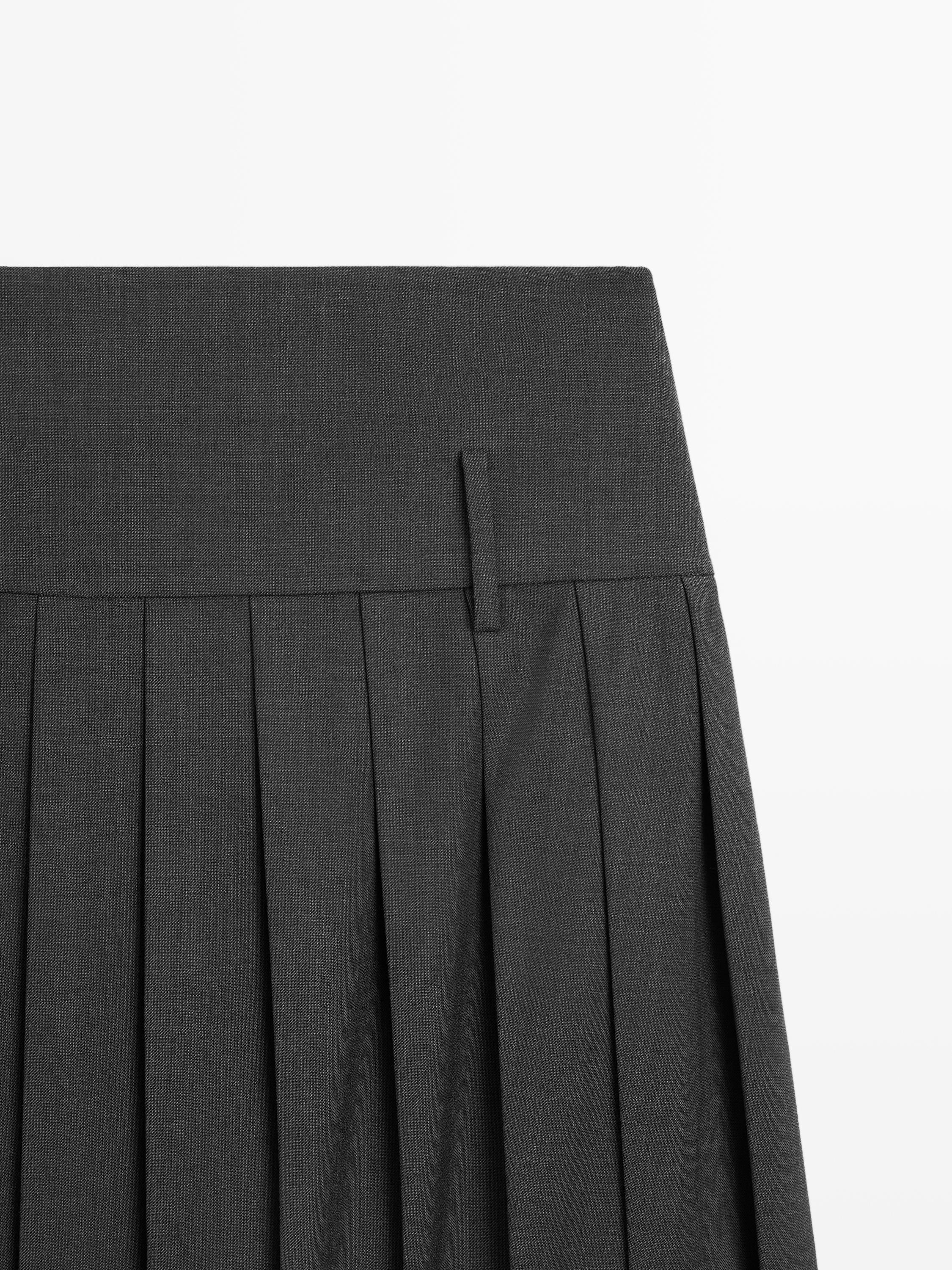Jupe courte plissée taille large