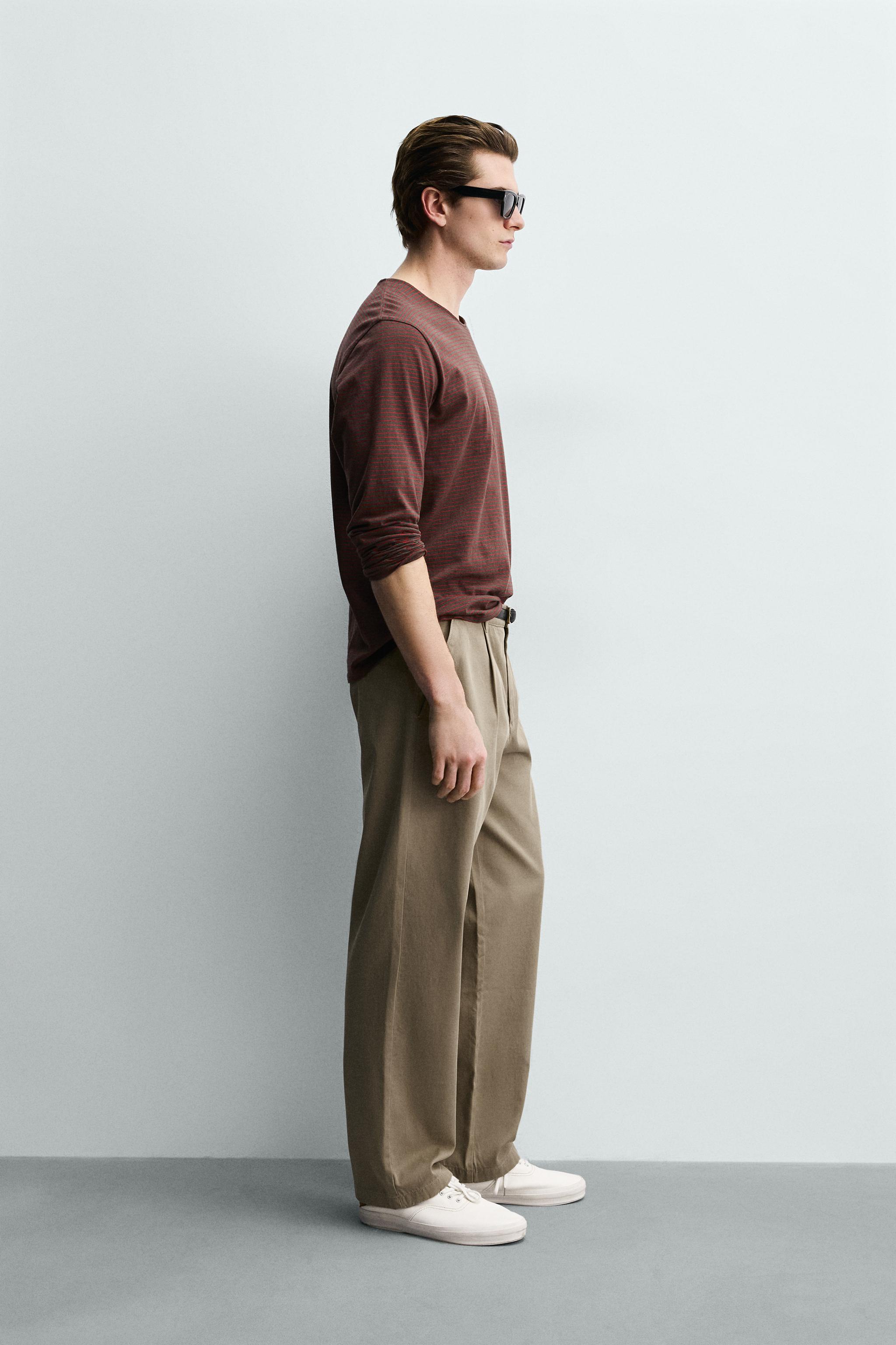 PANTALON CHINO COUPE DÉCONTRACTÉE À PLIS