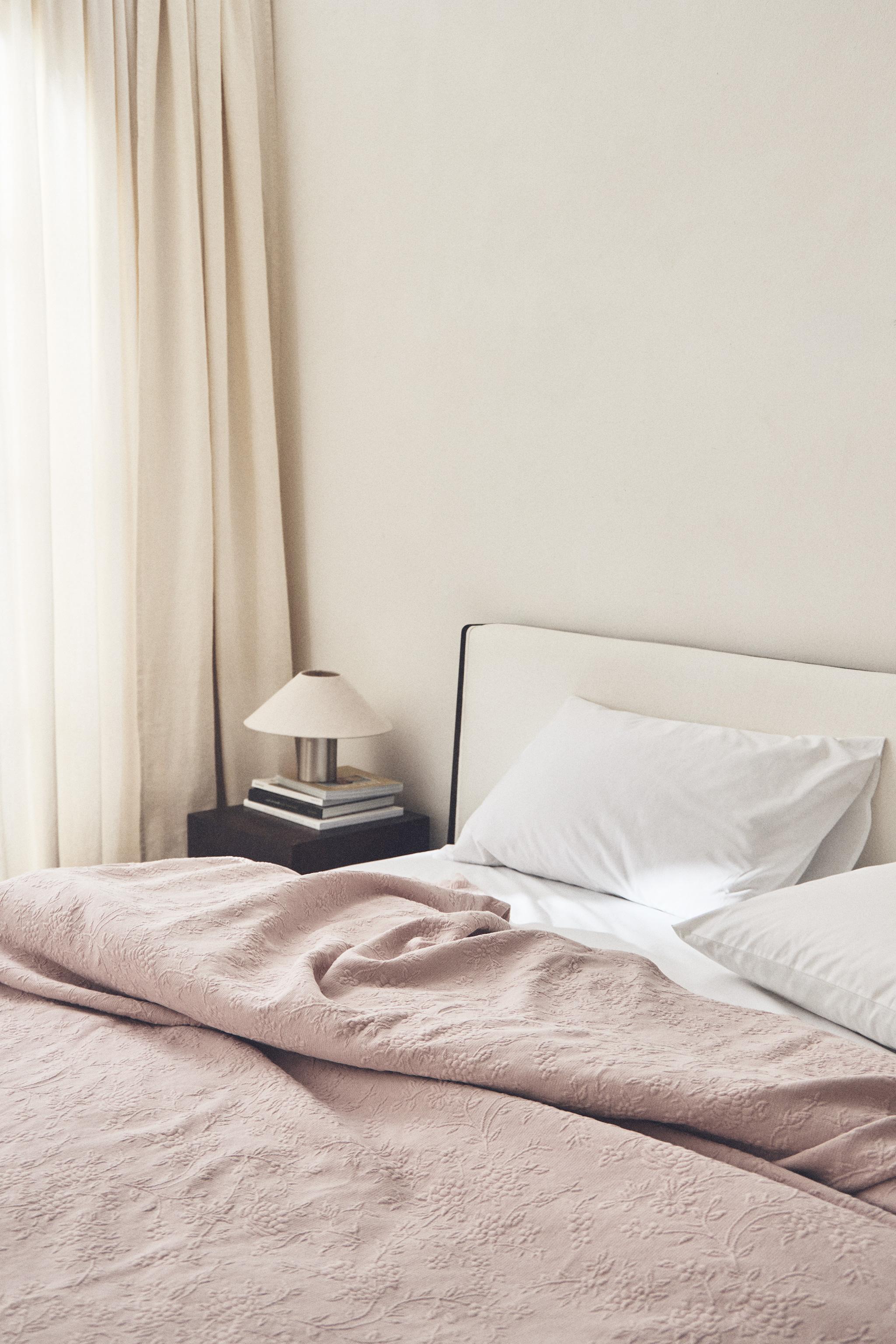 JACQUARD BEDSPREAD WITH RUFFLE TRIM - Pale pink | ZARA Turkey