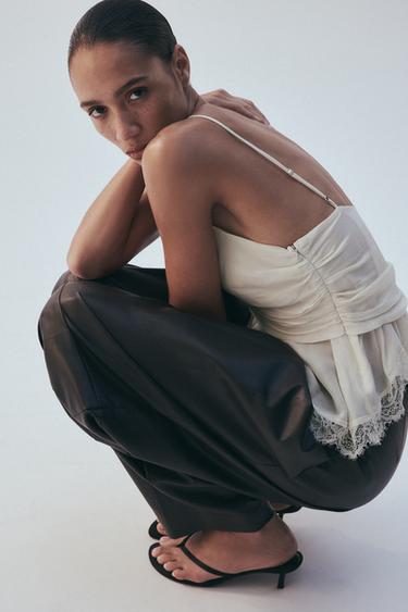 PANTALÓN BALLOON EFECTO PIEL - Marrón de Zara