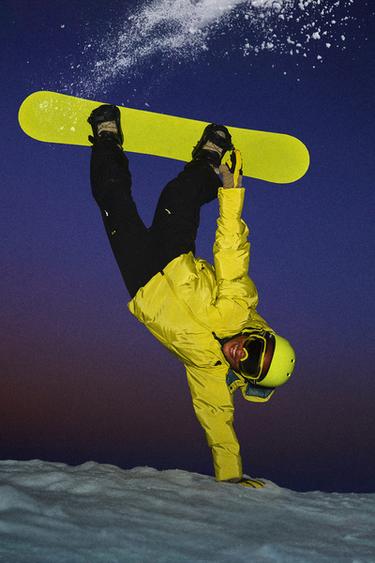 Zara PROŠIVENA JAKNA SA PERJEM I PAPERJEM, SKIDAJUĆOM KAPULJAČOM, VODOOTPORNA I OTPORNA NA VETAR, RECCO® SYSTEM SKI KOLEKCIJA – neonsko žuta