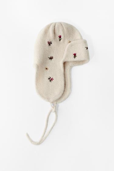 BONNET EN MAILLE AVEC CACHE-OREILLES BRODÉS - Écru de Zara