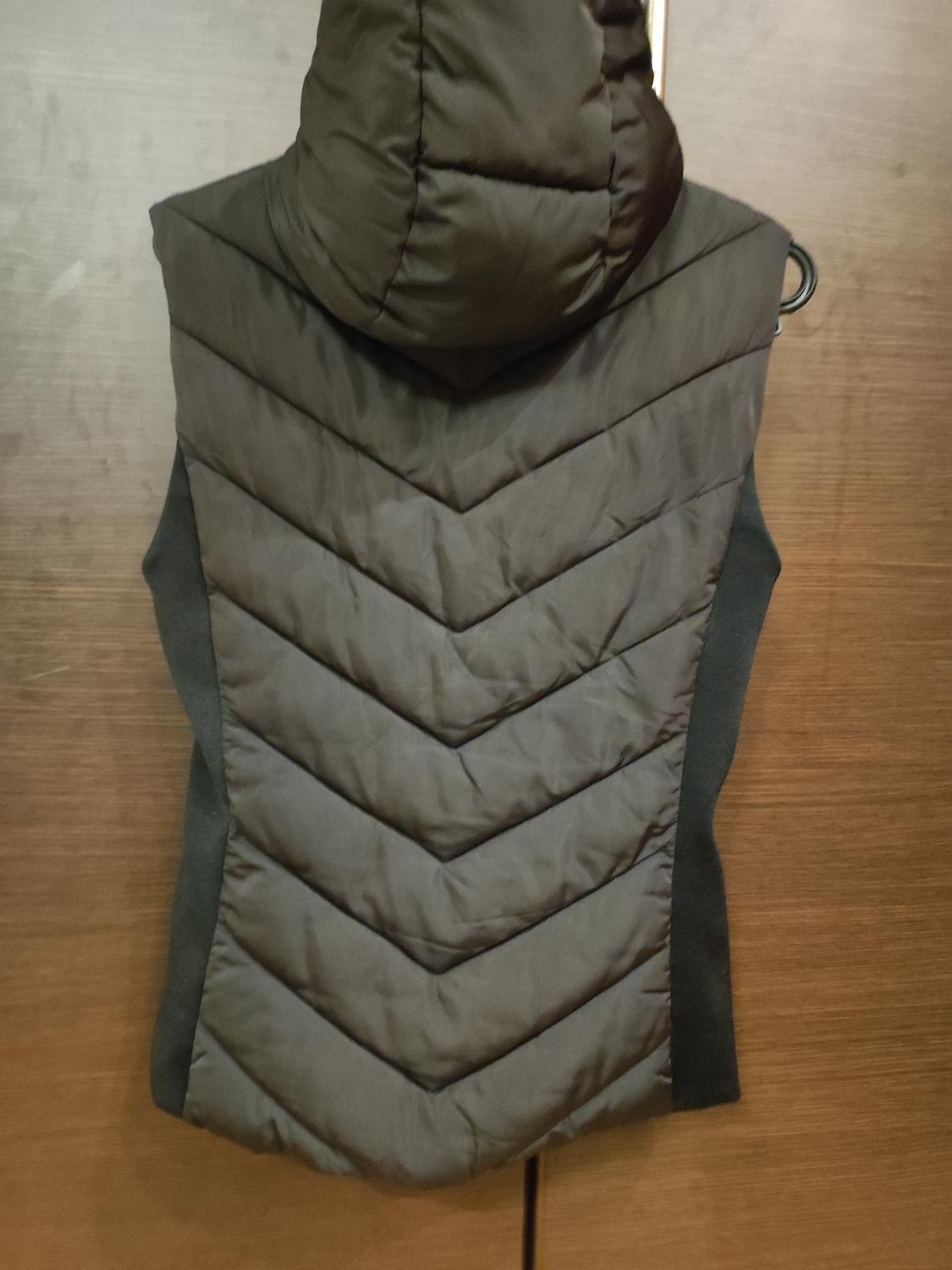 FITTED PUFFER GILET WITH HOOD - Image 6