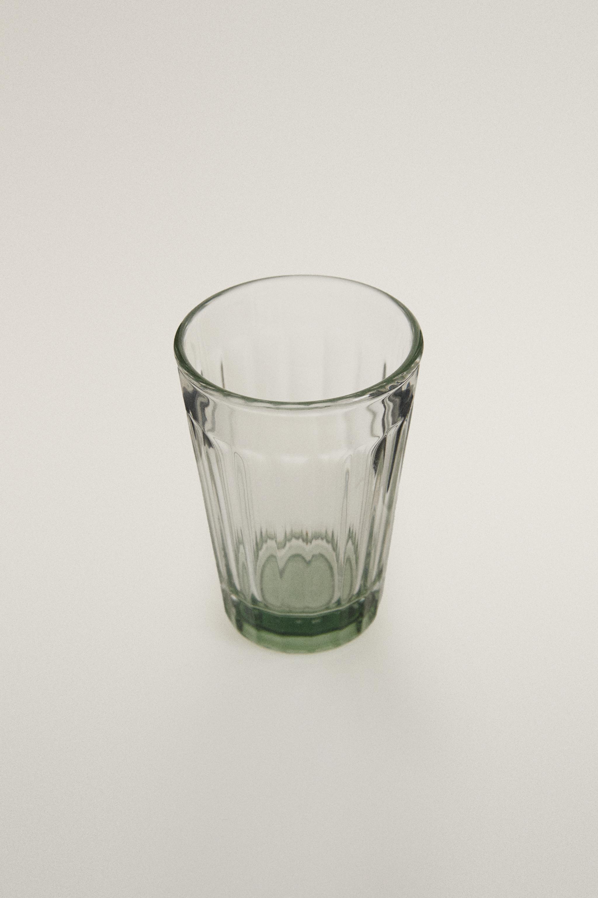 RAISED GLASS TUMBLER WITH A COLORED BASE — Green
