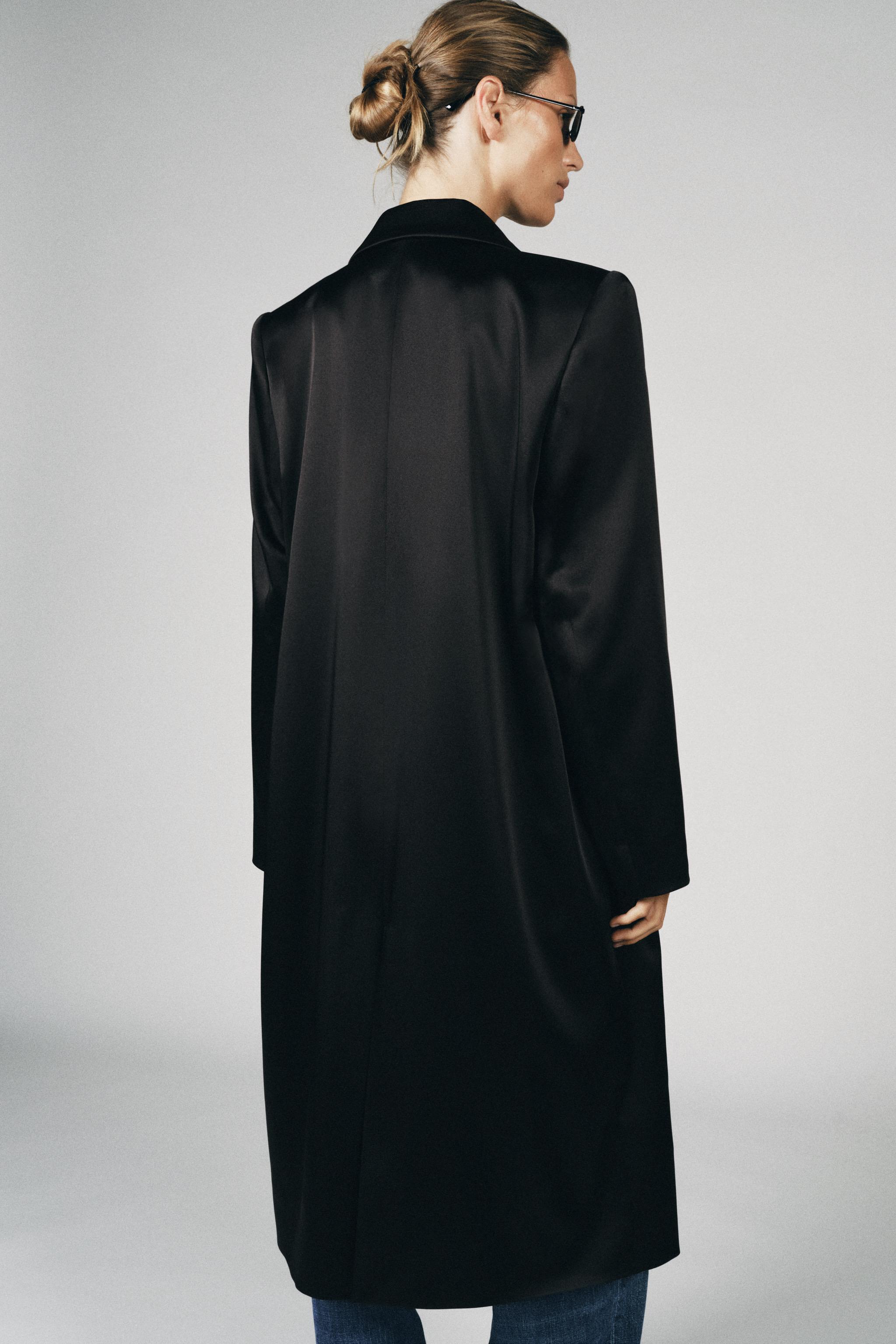 MANTEAU SATINÉ À ÉPAULETTES