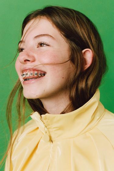 معطف مطر لامع مقاوم للماء - أصفر الخاص بـ Zara