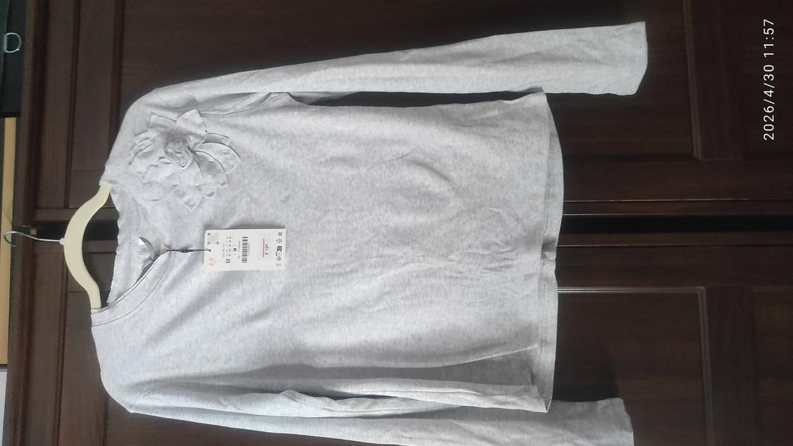 T-SHIRT WITH FLOWERS ON THE FRONT - Image 2