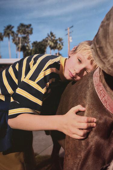 تيشرت مخطط بنص مطرّز - خطوط الخاص بـ Zara