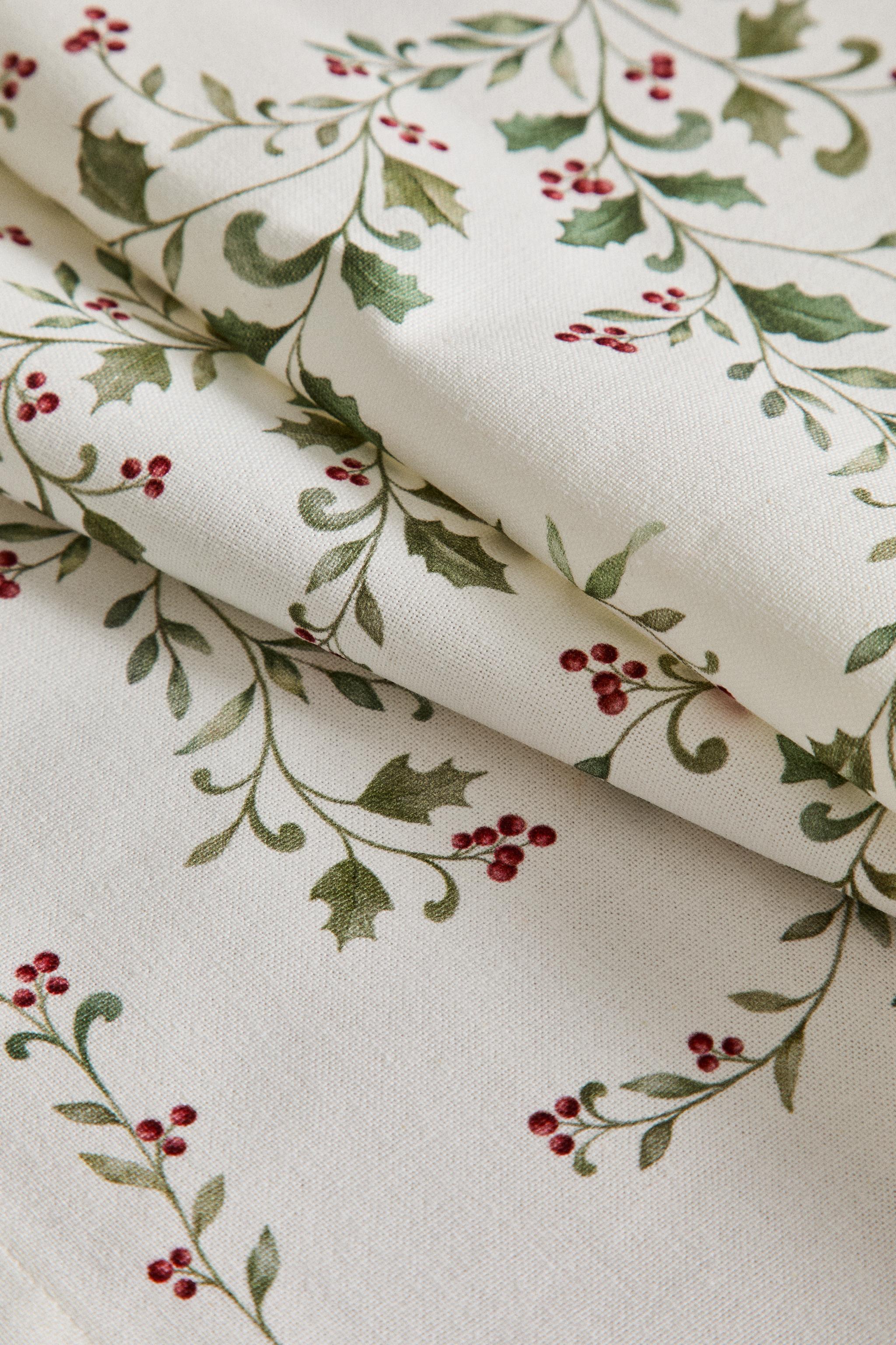 CHRISTMAS HOLLY LEAF TABLE RUNNER