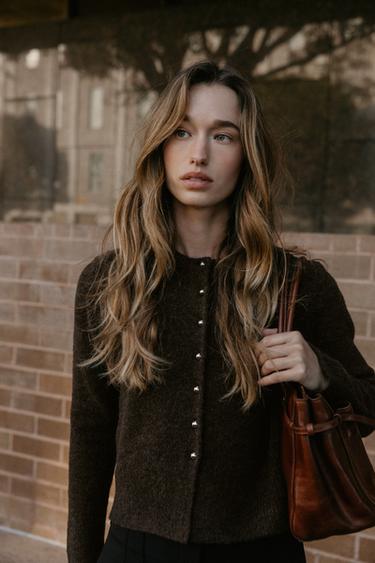 ВЯЗАНЫЙ КАРДИГАН С КРУГЛЫМИ ПУГОВИЦАМИ — КОРИЧНЕВЫЙ С МЕЛАНЖЕВЫМ ЭФФЕКТОМ от Zara