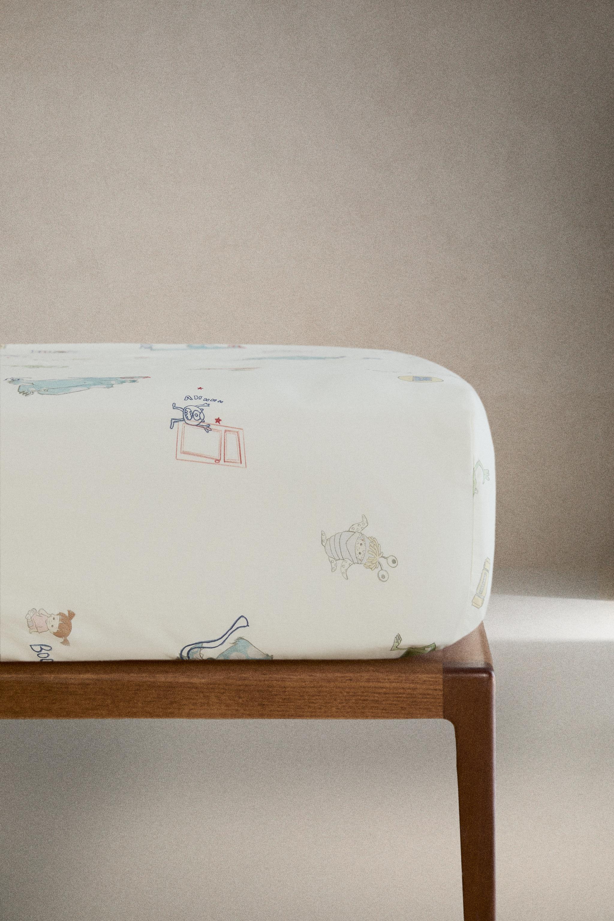 MONSTERS, INC. ©DISNEY/PIXAR KIDS' FITTED SHEET — Multicolored