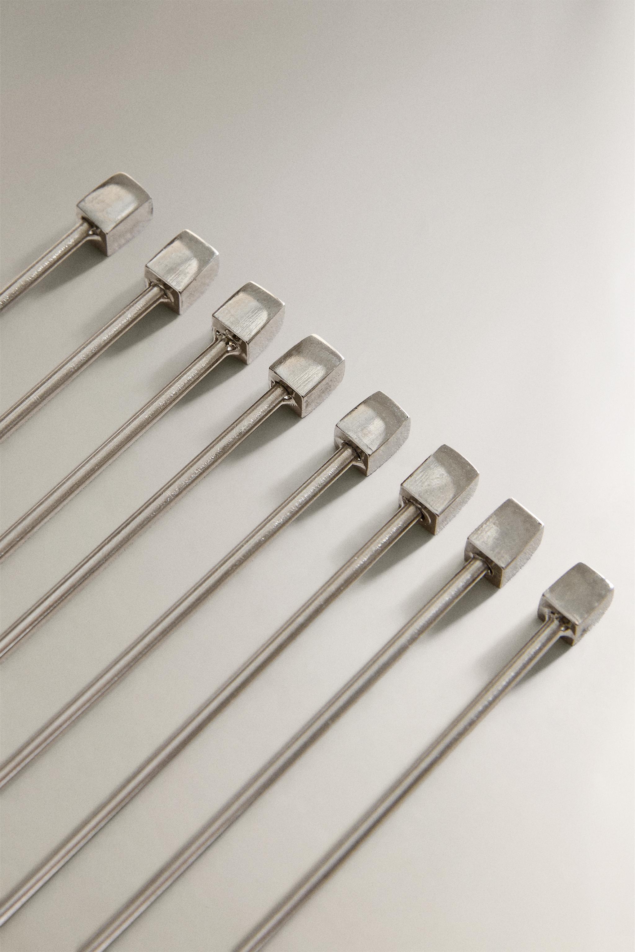 ENSEMBLE DE PIQUES À APÉRITIF AVEC BOÎTE EN MÉTAL (LOT DE 6)