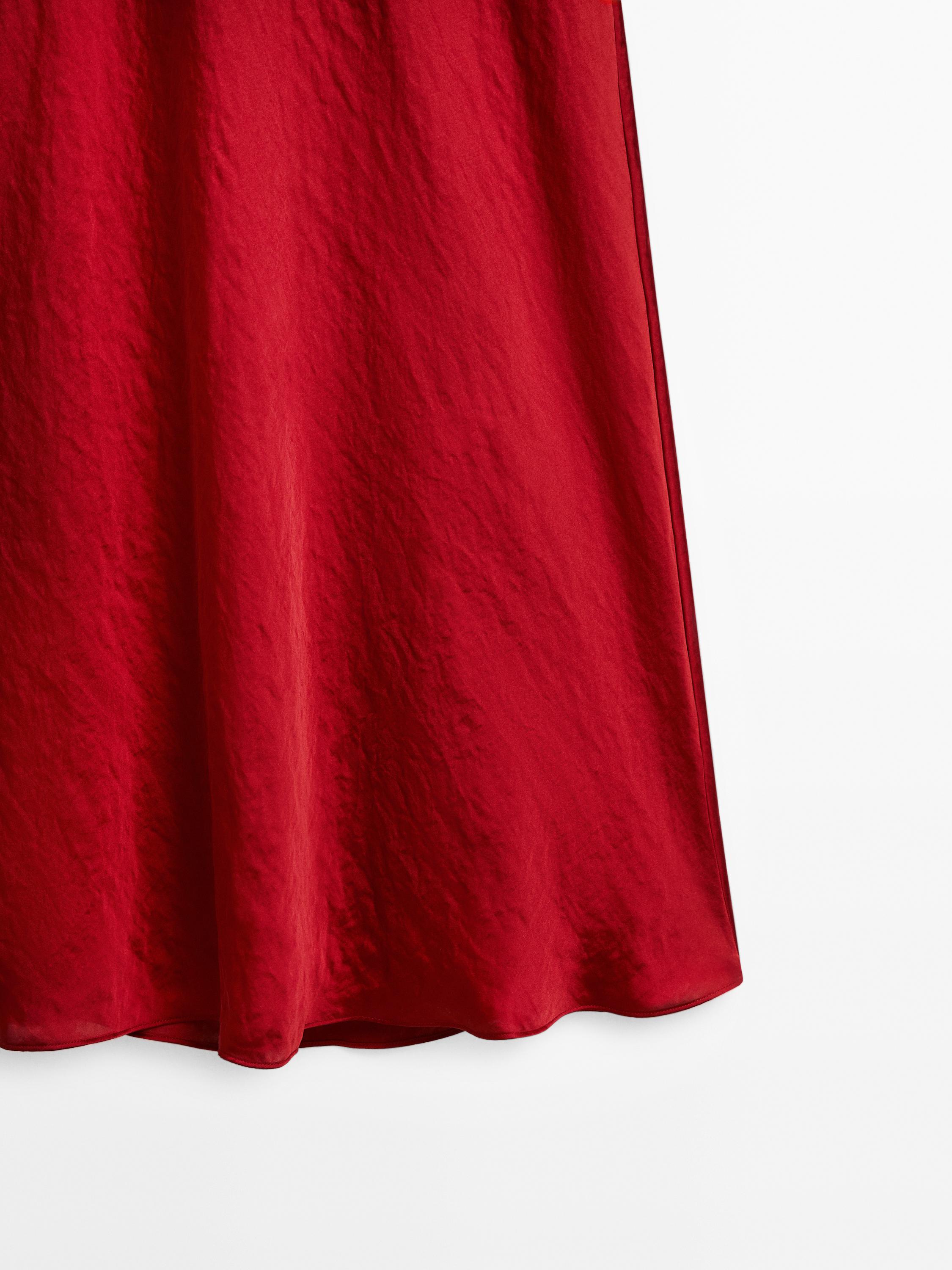 Long satin dress with round neckline