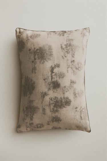 غلاف وسادة بطبعة توال دو جوي - بيج فاتح الخاص بـ Zara