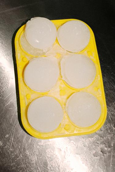 6 SILICONE ICE LOLLY MOULD - Pastel yellow by Zara