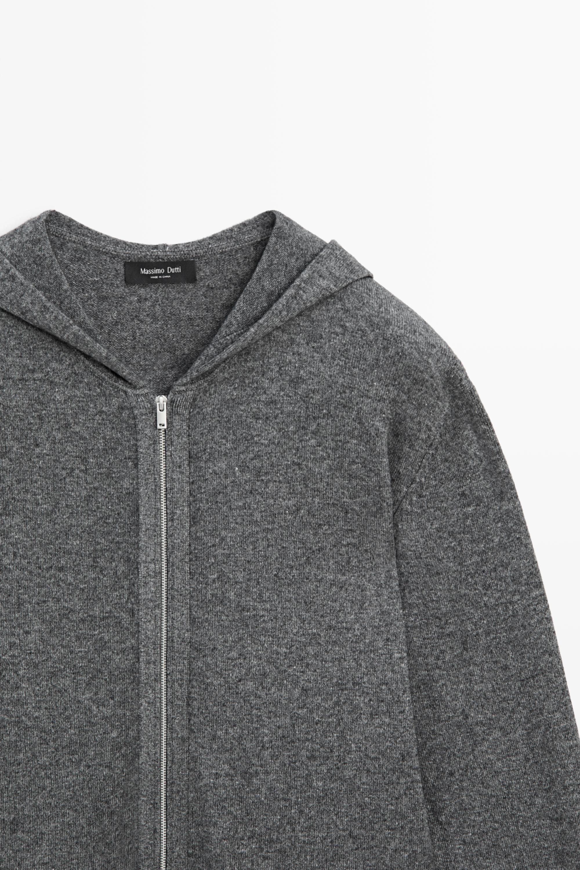 Cardigan en maille à capuche avec de la laine
