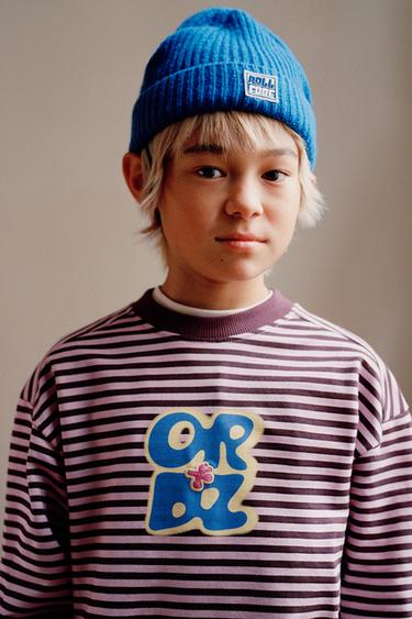 CAMISETA RAYAS BORDADO TEXTO - Rosa de Zara