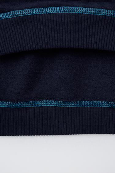 SWEAT À INSCRIPTION ET SURPIQÛRES EN CONTRASTE - Bleu marine de Zara - Image 3