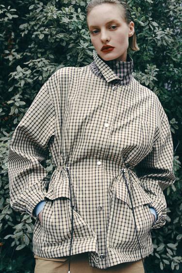 КУРТКА В КЛЕТКУ С ВЫСОКИМ ВОРОТНИКОМ — ЖЕЛТОВАТО-БЕЛЫЙ от Zara