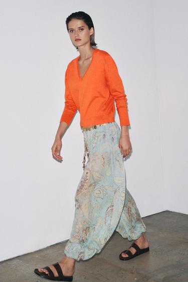 PULL EN MAILLE UNIE COL EN V - Orange de Zara