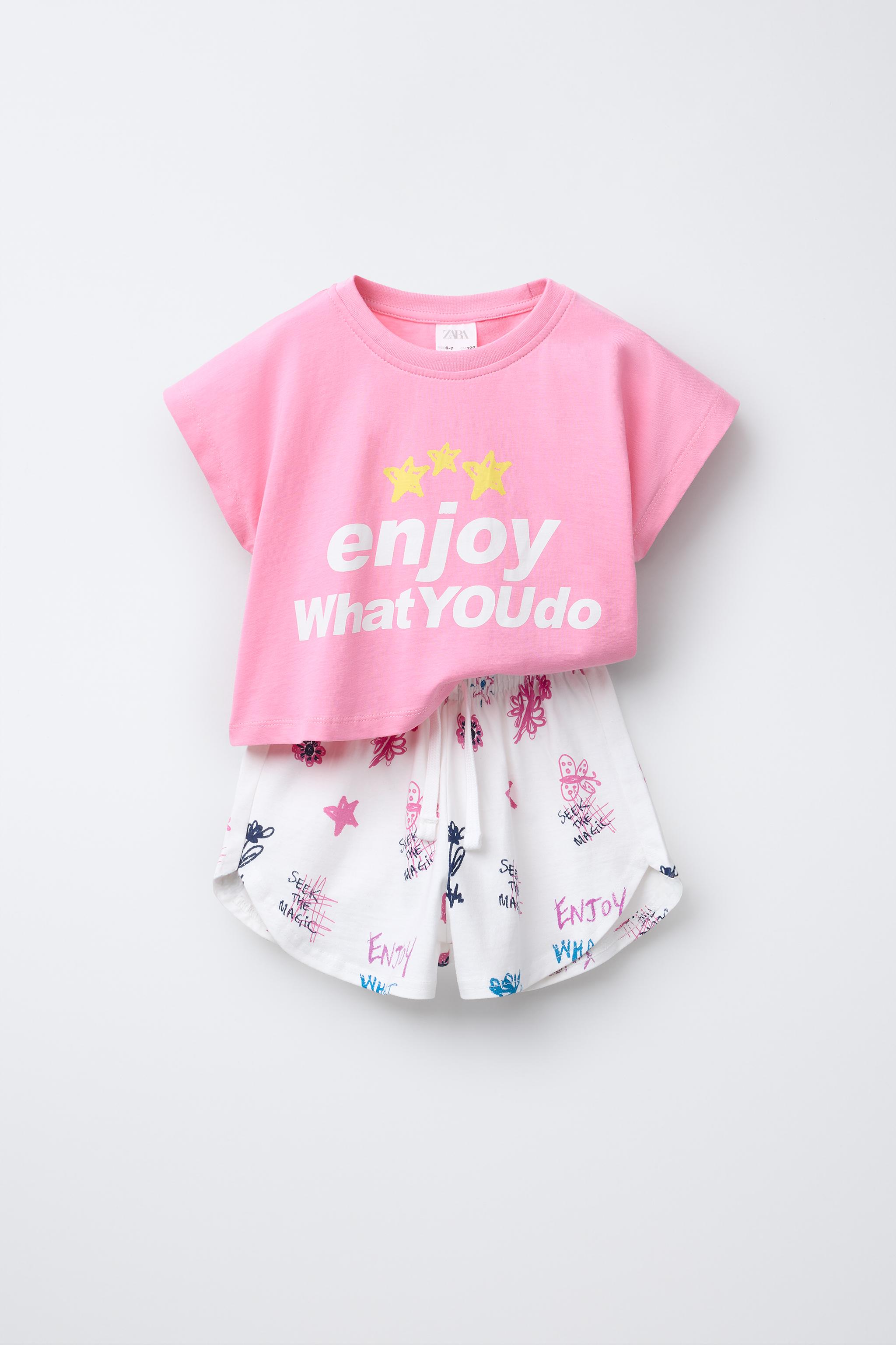 クロップド丈Tシャツとプリント入りバミューダショーツのセット
