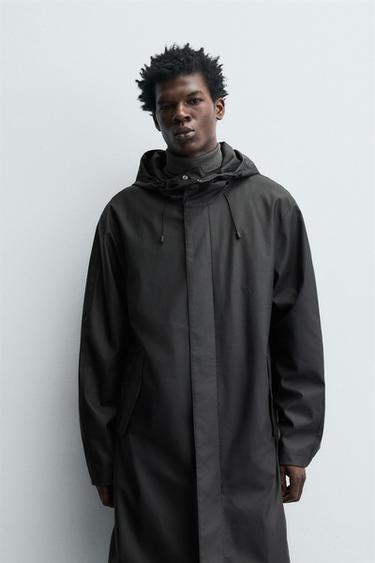 PARKË E GOMUAR ME KAPUÇ - E zezë nga Zara