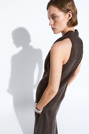 Robe longue à encolure drapée - Marron de Zara