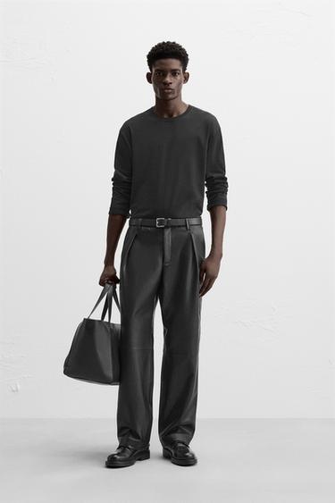 PANTALÓN EFECTO PIEL PLIEGUES - Negro de Zara - Imagen 0