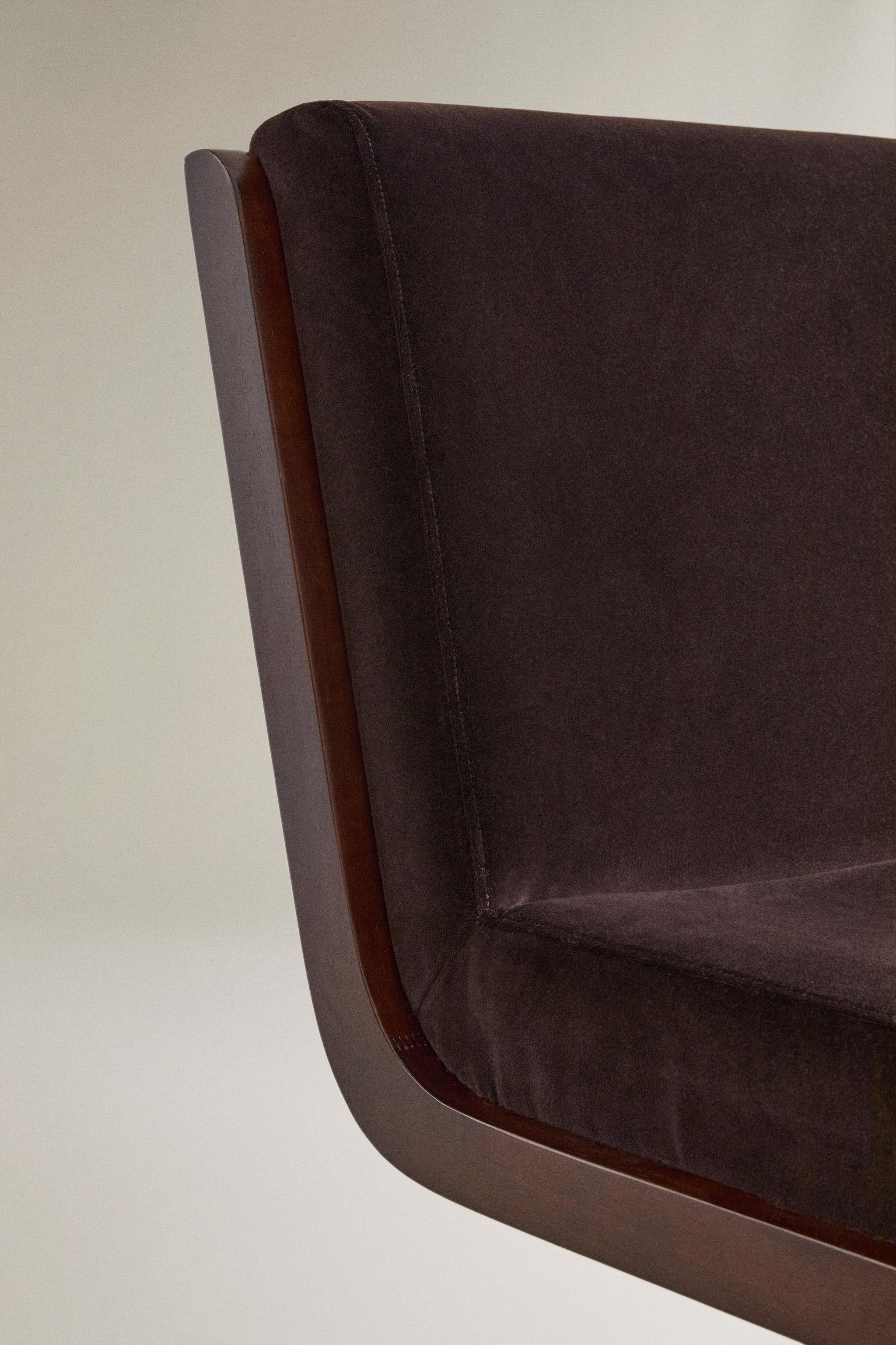 VELVET WOOD ACCENT CHAIR