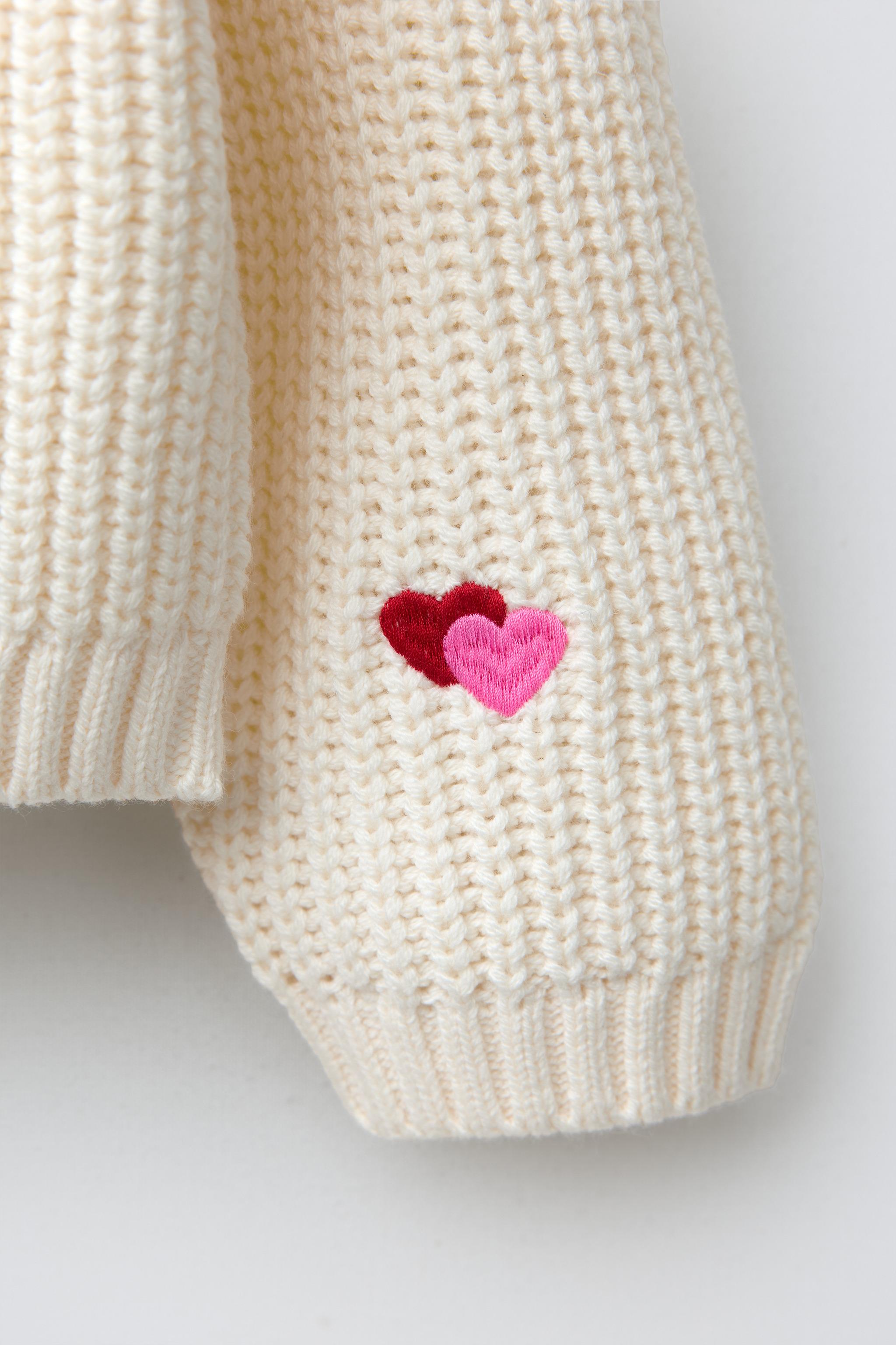 PULL EN MAILLE CŒURS BRODÉS