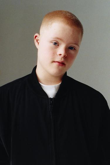 CAZADORA BOMBER ENGOMADA CAPUCHA FELPA DESMONTABLE - Negro de Zara