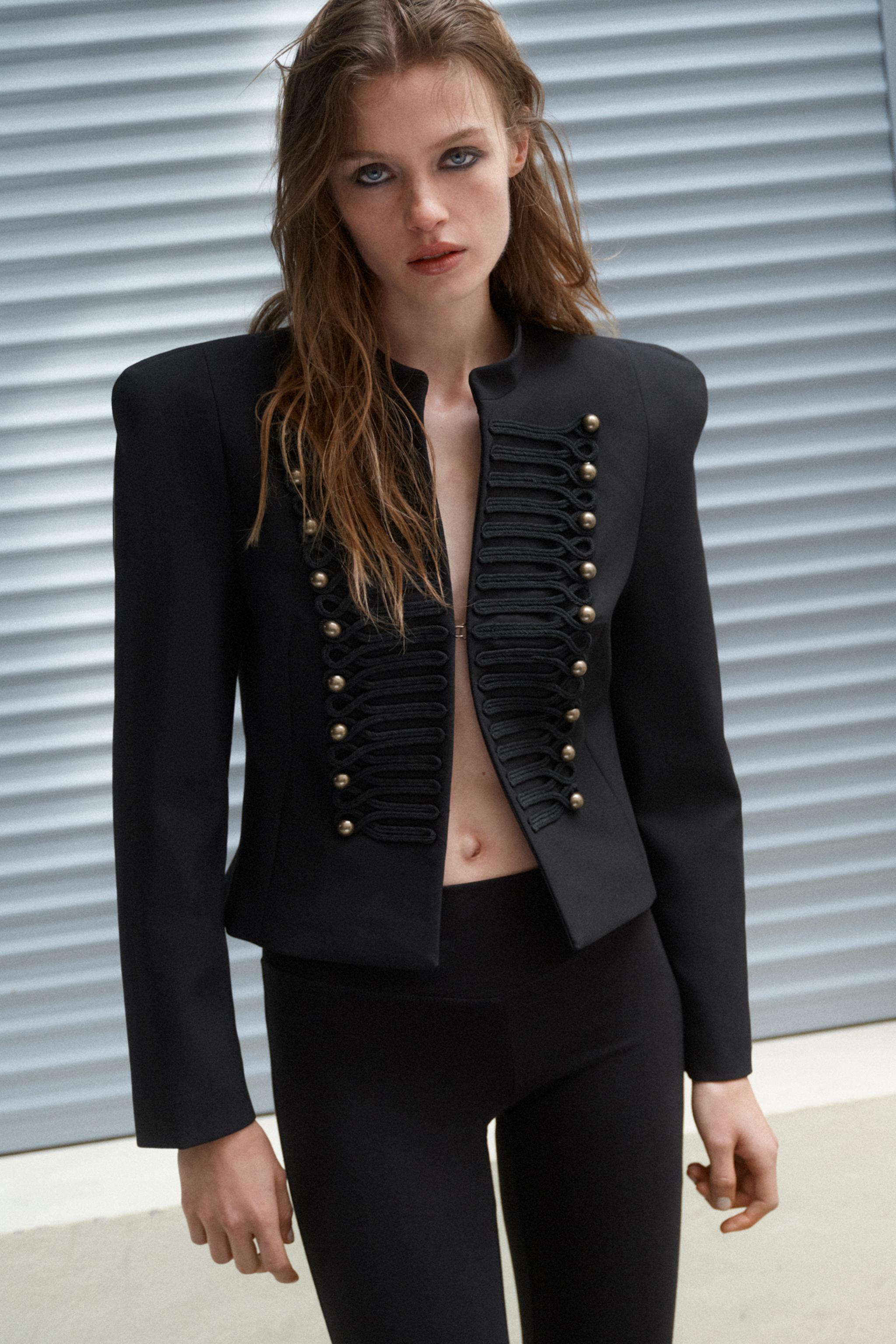 VESTE AJUSTÉE À ÉPAULETTES