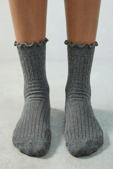 حزمة ثلاثة جوارب متوسطة مضلعة - أبيض / أسود الخاص بـ Zara