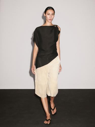 Blusa detalle broche con lino - Marrón de Zara - Imagen 0