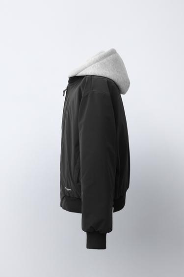 CAZADORA BOMBER ENGOMADA CON CAPUCHA DESMONTABLE - Negro de Zara
