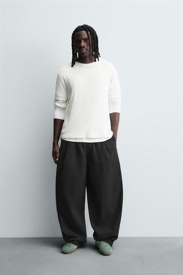 БРЮКИ BALLOON FIT С ЗАЩИПАМИ — ЧЕРНЫЙ от Zara