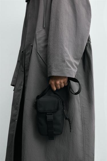 حقيبة كروس بودي مشمعة - أسود الخاص بـ Zara