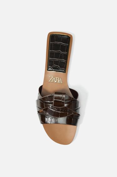 SANDÁLIA RASA DE PELE EM RELEVO - Castanho-chocolate da Zara