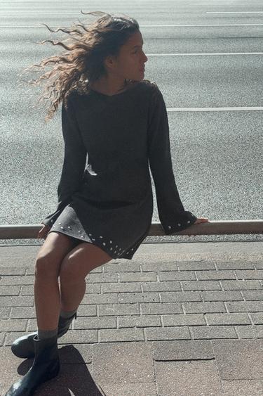 ROBE COURTE SOFT À CLOUS - Gris anthracite de Zara - Image 1
